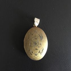 Vintage Gold tone Hand Engraved Locket 1.5x1”