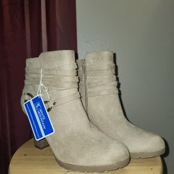 White Mountain Woman's Size 8 Heel Boots