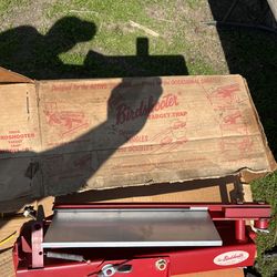 Clay pigeon launcher