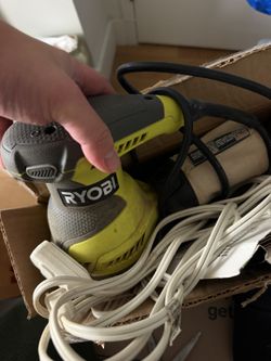 Ryobi 5" Random Orbit Sander + Sanding Discs (30)