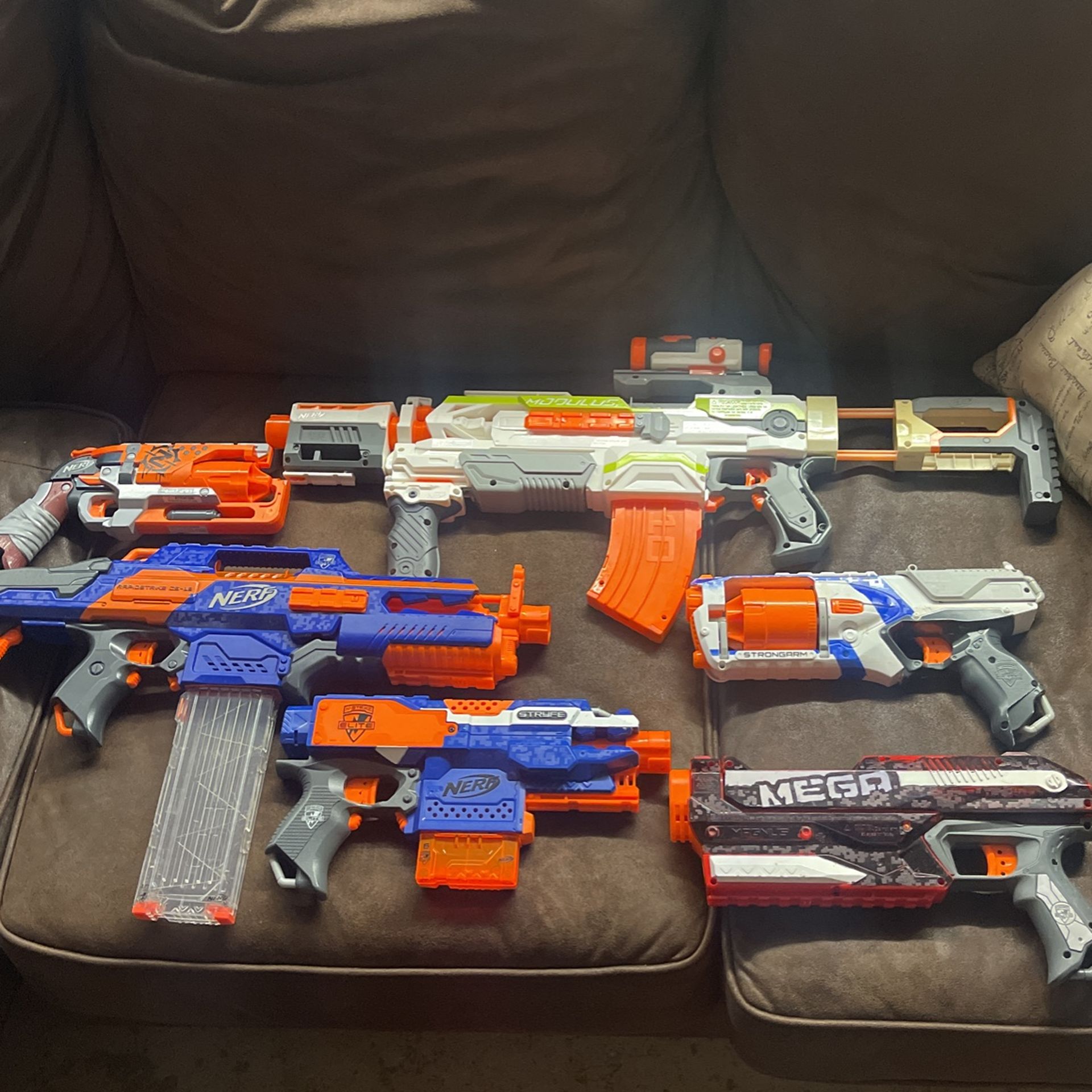 10 Nerf guns and accessories 