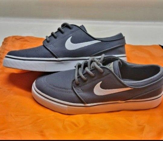 Nike (Sz 5) New
