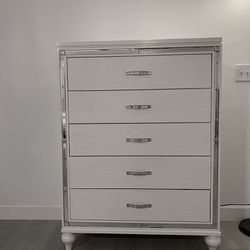 Dresser With Mirror And Storage Compartment 