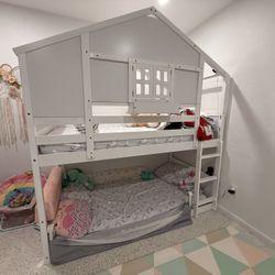 Twin bunk bed