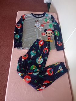 Disney 100 Women's Size L Holiday Christmas Soft Cozy Pajamas Pajama Set Pixar