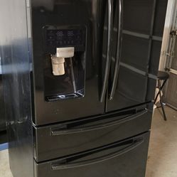Samsung Standard-Depth 28.15-Cu. Feet 4 -Door French Door Refrigerator with Ice Maker with water and Ice dispenser ( Fingerprint Resistant Black Stain