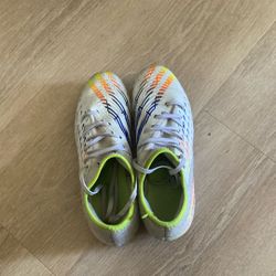 Soccer Cleats Adidas Predators   Size 4.5boys  6 GirlsUS 30$