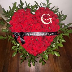 Ramo Buchon Roses Standing Heart Arrangement