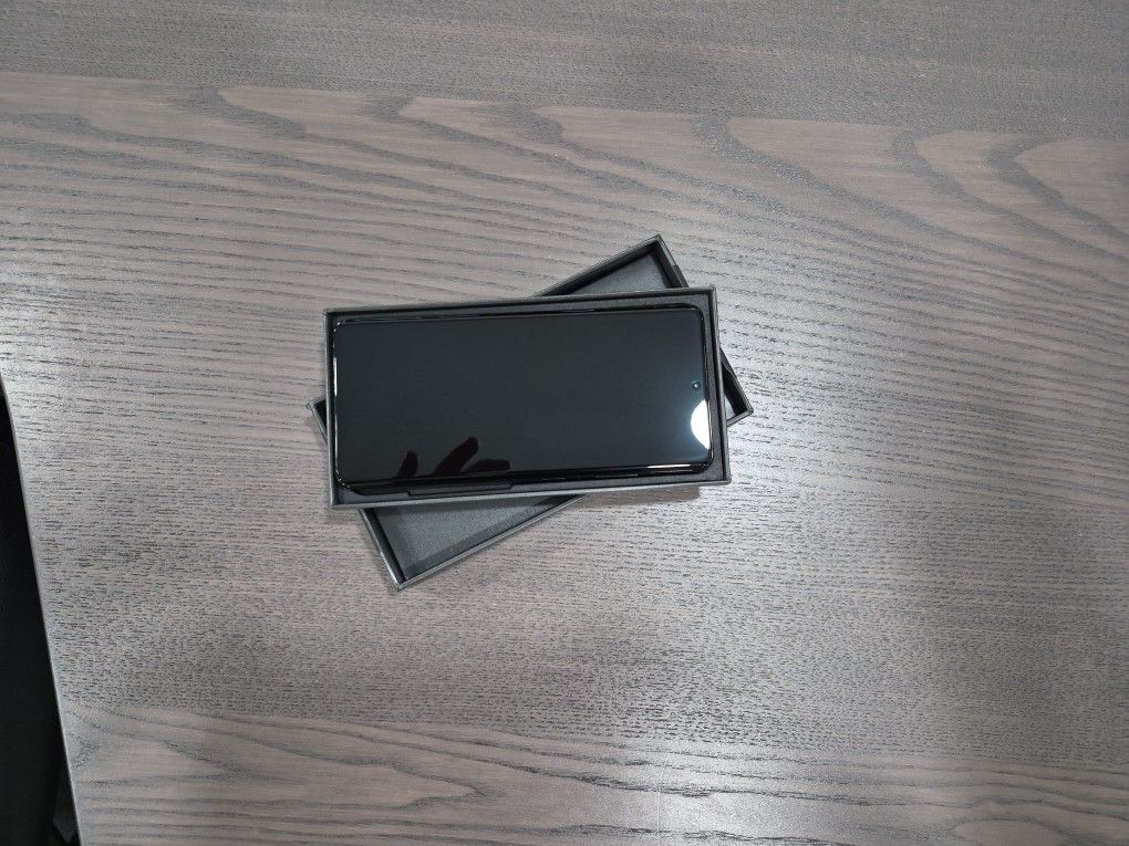 Samsung Galaxy S21 Ultra 5G – Like New (Unlocked)