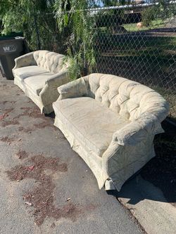 A matching pair of Sofas,Couches in good condition.