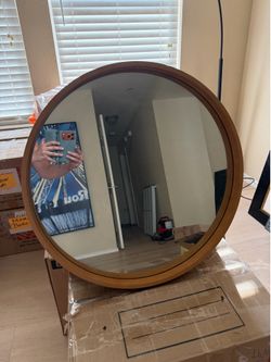 Round Wood‑Framed Mirror – Like New