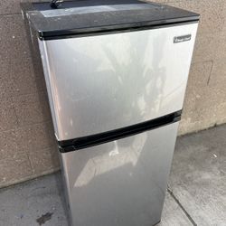 Fridge Magic chef 4.5 Cu Ft 