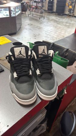 Black and white Jordan’s size 11