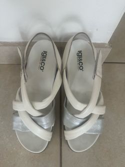 Italian brand IGI&Co leather sandals