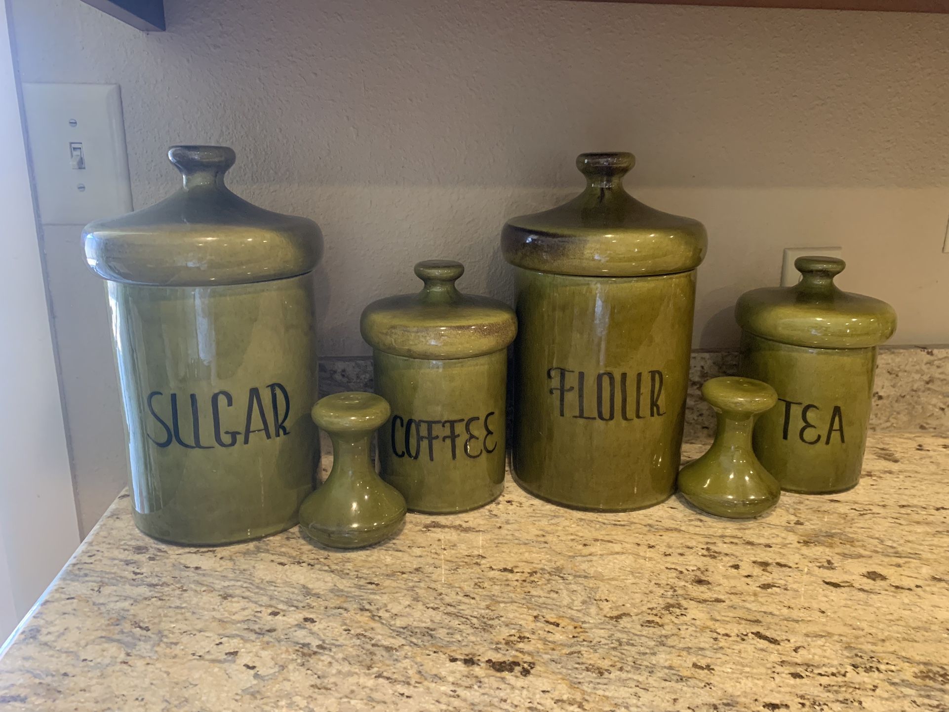 Canister set (4 Pcs) with lids and s&p Shakers