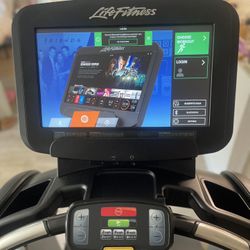 Life Fitness 95T Elevation Series Treadmill with Discover SE 