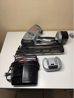 SENCO AirFree 41 14.4V Cordless Finish Nail Gun + 2 Batteries & Dock