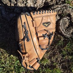Mizuno Left Handed Outfield/ Pitchers Glove ( SEE PICS) LOCATED IN GLENDORA.  SEE MY PAGE FOR OTHER BASEBALL EQUIPMENT FOR SALE "CHEAP "
