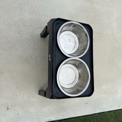 Dog food bowls with adjustable height levels—you can raise or lower them.