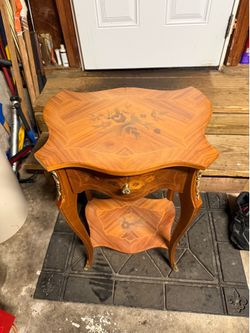 Elegant design Wooden accent/end table