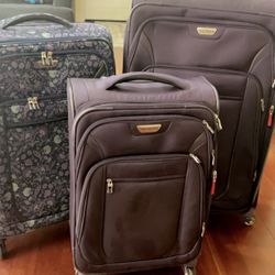 Three Piece Ricardo Luggage With Wheels $40