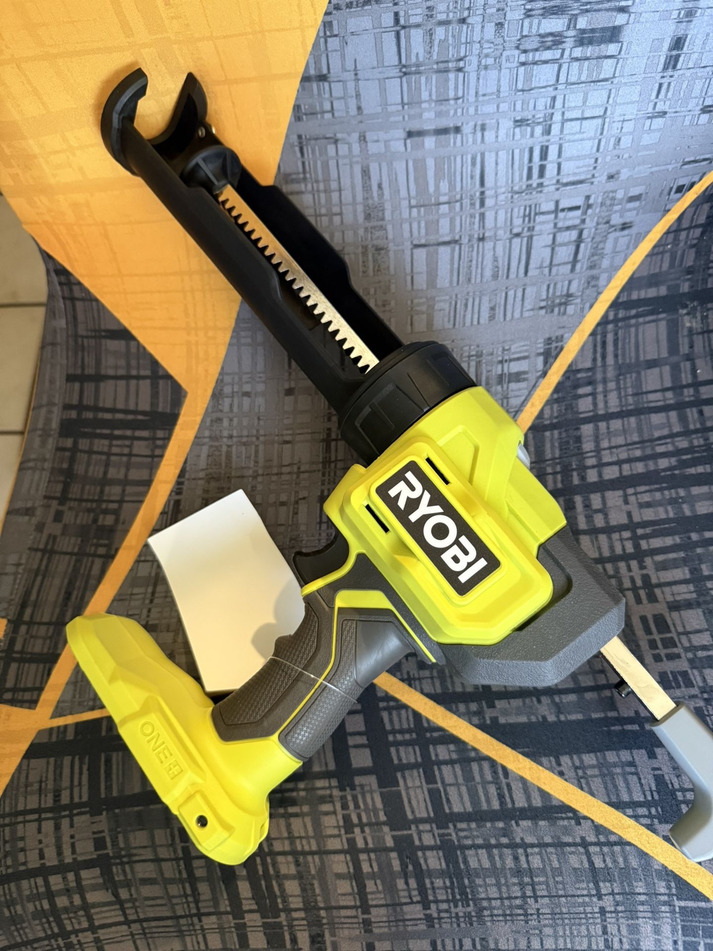 RYOBI 18v 10 Oz Caulk And Adhesive Gun