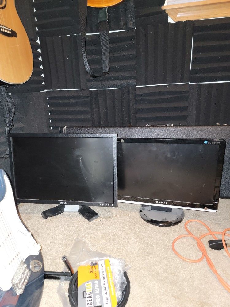 2 Moniters (One Dell One Samsung(