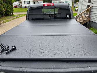 Hard truck bed cover 5ft7in