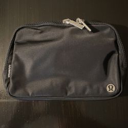 Lululemon - Everywhere Belt Bag Large