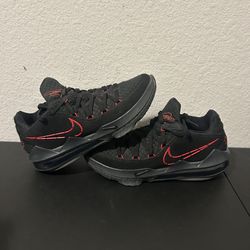 Nike LeBron 17 *Mens Size 10.5*