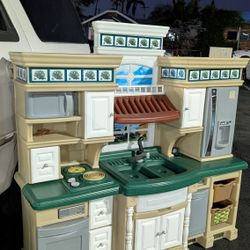 Deluxe Play Kitchen Kids Pretend Sink & Cabinet Set By Step2 Lifestyle Deluxe Dream  