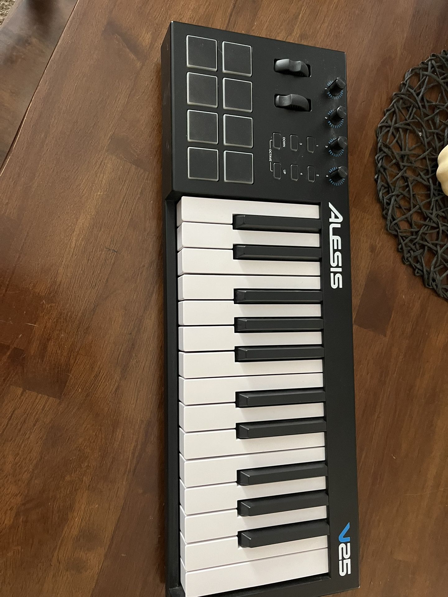 Alesis V25 Midi Keyboard