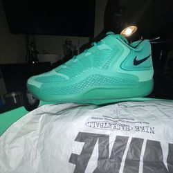 Kevin Durant sneakers sz13  $150.00