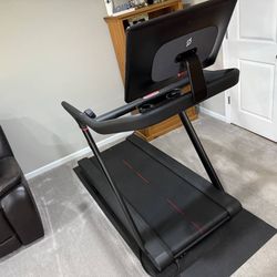 Peloton Tread + 100 uses + Delivery + 💥 Excellent Condition Peloton Bike - Like New! 