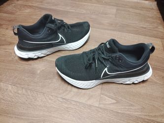 Tennis shoes