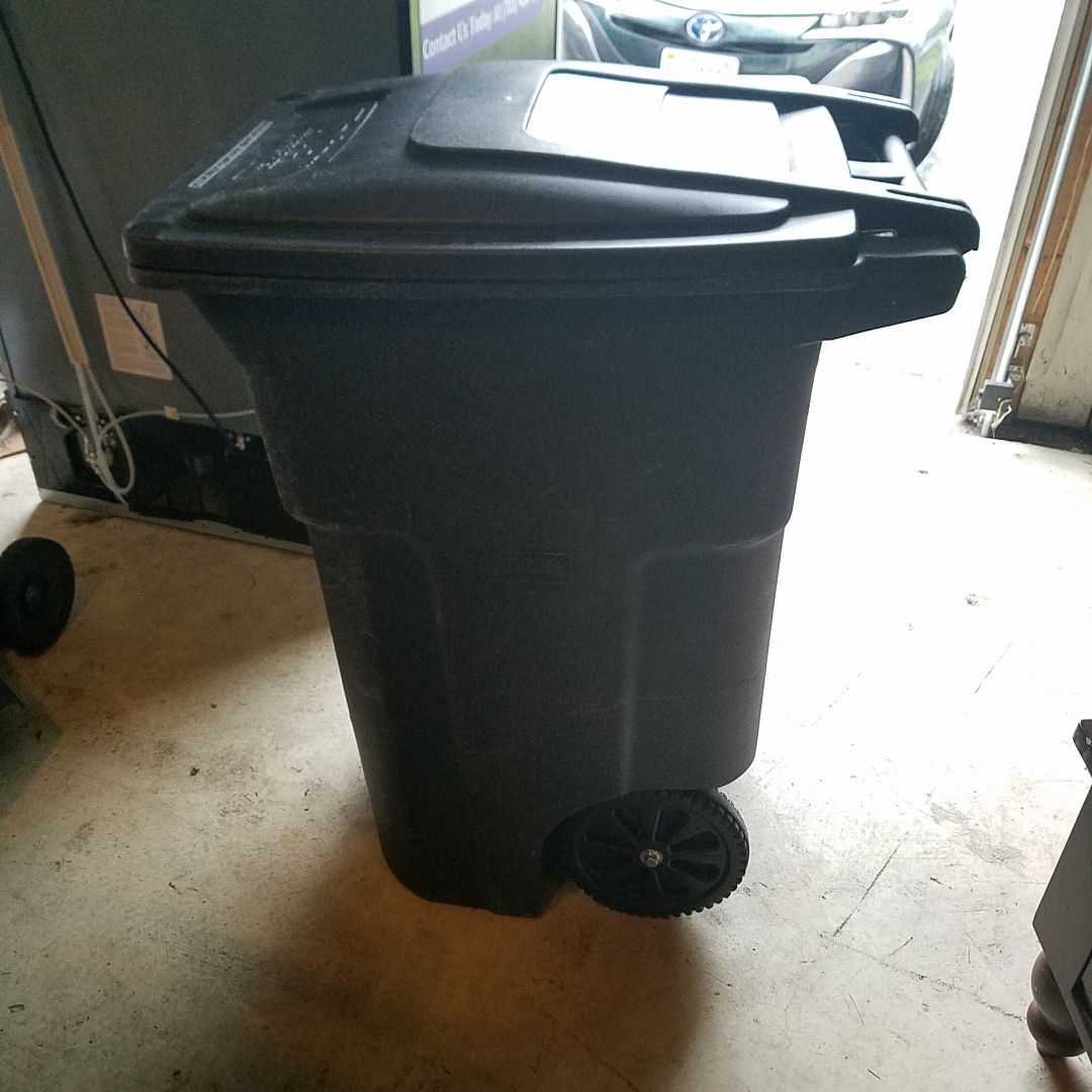 64 gallon durable trash can with wheels