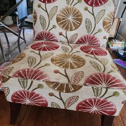 2 Side Chairs With Side Table