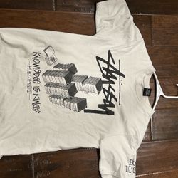 STUSSY WHITE TEE (SIZE SMALL)