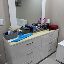 Dresser With Mirror 