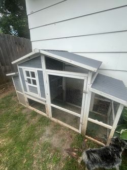 Chicken coops red and grey  dos gallineros uno rojo y otro gris