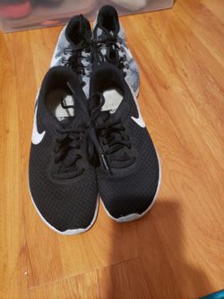 Kids Nike runners size 5