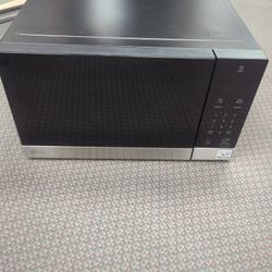 LG
NeoChef 0.9 cu. ft. 1000-Watt Countertop Microwave in Stainless Steel with Smart Inverter
