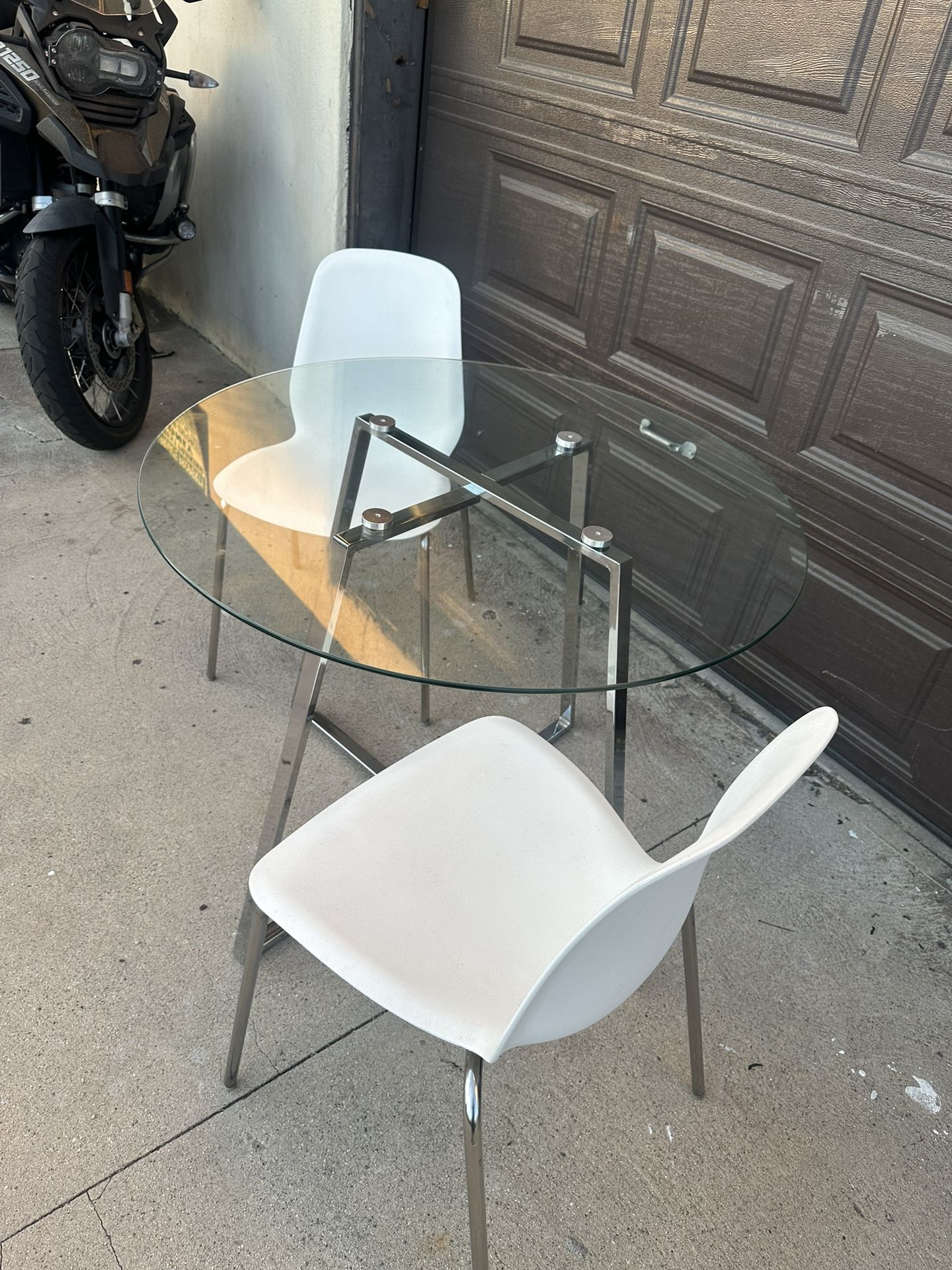 Chrome Round Up Dining Table With 2 Acrylic Chairs
