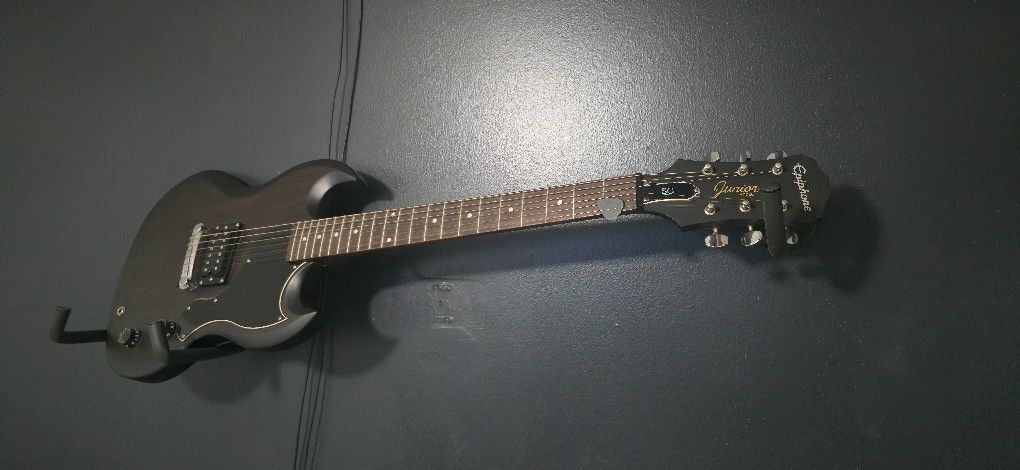 Epiphone Guitar And Multiple Effects Pedal Boss M-80