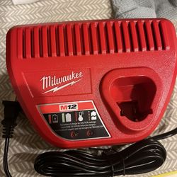 Milwaukee Charger M12