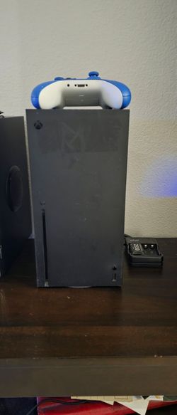 Xbox series X(disk version) with 1Tb Seagate Expansion and 2 controller