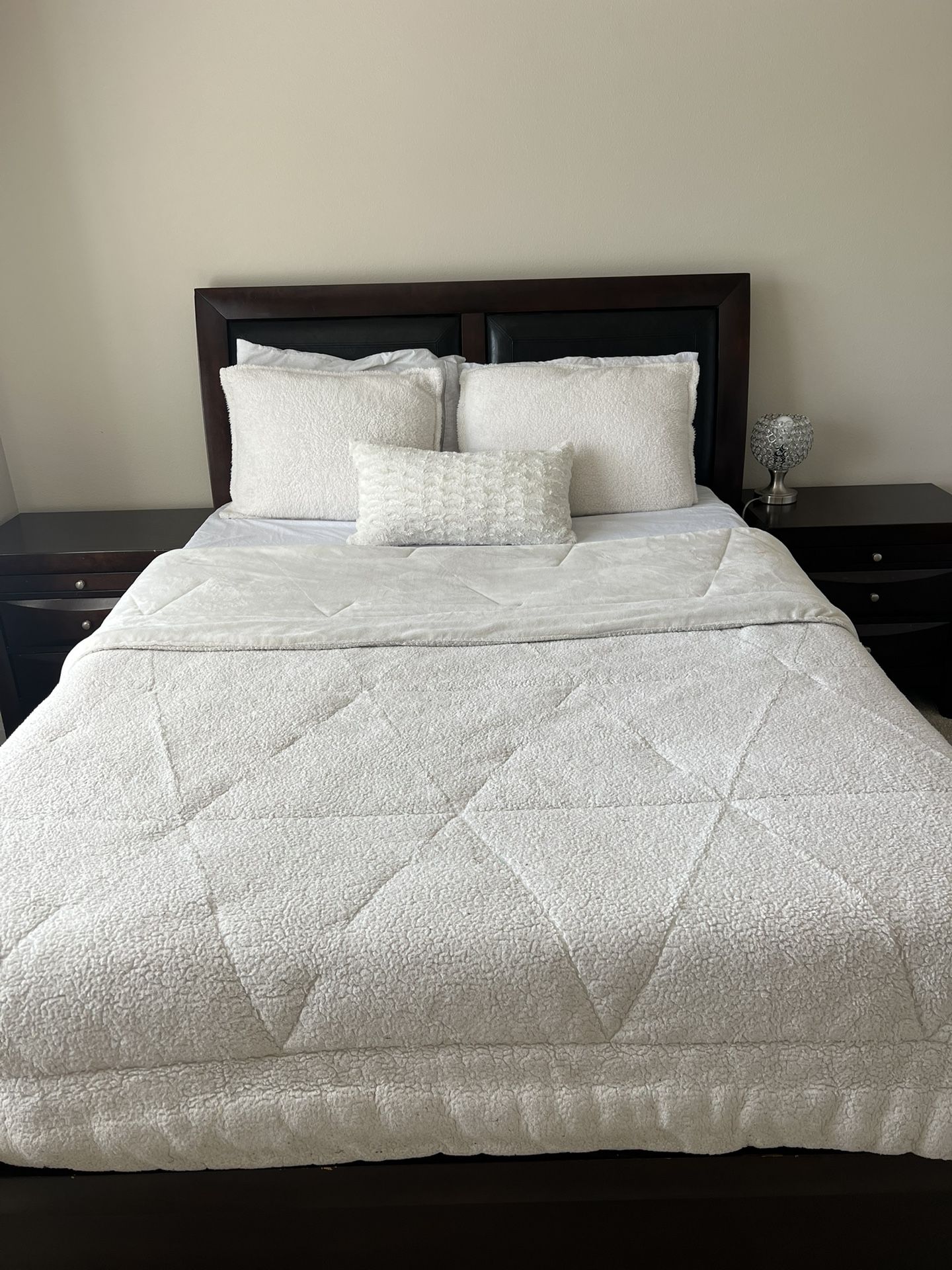 Elegant King Bed Frame with Matching Nightstands – Excellent Condition (Mattress Not Included)