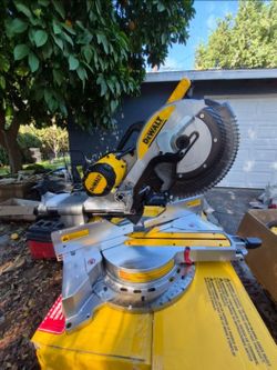 DEWALT 15 Amp Corded 12 in. Double Bevel Sliding Compound Miter Saw with XPS technology