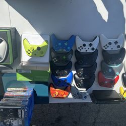 Xbox controllers and one elite series 2 (read description)