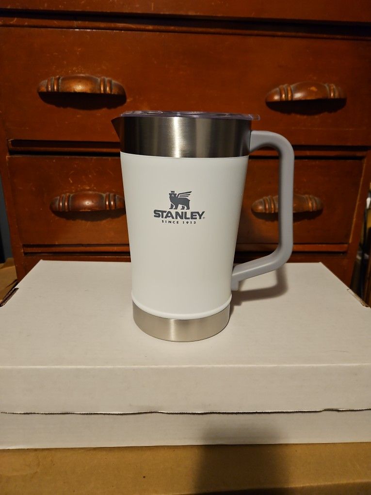 Stanley Pitcher 64 oz